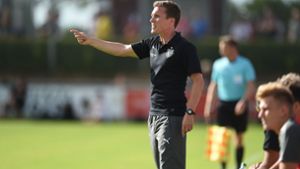Hannes Wolf gibt die Richtung beim VfB noch eine ganze Weile vor. Der Trainer hat seinen Vertrag bis 2019 verlängert. Foto: dpa