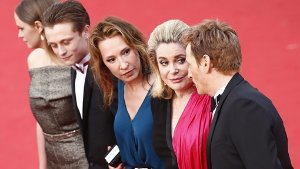 Sara Forestier, Rod Paradot, Regisseurin Emmanuelle Bercot, Catherine Deneuve und Benoit Magimel (von links) kommen zur Premiere ihres Films La Tete Haute, mit dem am Mittwochabend das Filmfestival in Cannes eröffnet worden ist. Foto: EPA