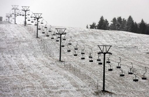 Auf dem Feldberg im Schwarzwald liegt eine bislang sehr dünne Schneeschicht. Foto: dpa