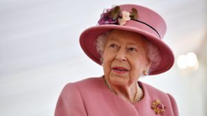 Sie ist es, auch hier wieder schön farbig: Königin Elizabeth II. Foto: dpa/Ben Stansall