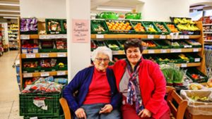 Maria und Sigrid Schütz: Die Tochter führt den Dorfmarkt in der vierten Generation, die Mutter schafft noch immer mit. Foto: factum/Granville