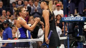 Maria Scharapowa (rechts) hat bei den US Open in ihrem Auftakt-Match Simona Halep bezwungen. Foto: AFP