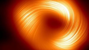 Blick auf das supermassereiche schwarze Loch Sagittarius A* im Herzen der Milchstraße im polarisierten Licht: Spiralförmig drehen sich die Magnetfelder um den zentralen Schatten des Schwarzen Lochs. Foto: EHT Collaboration/Eso