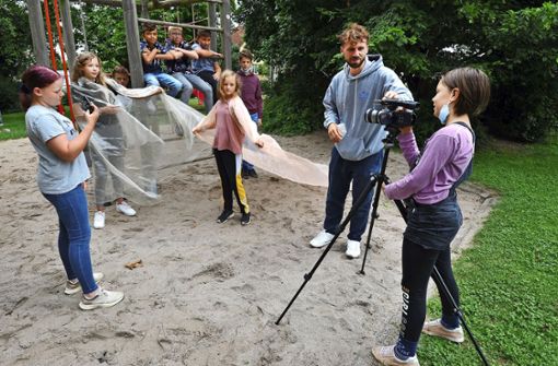 Auf die richtige Perspektive kommt es an: Der Video-Profi Harry Delgas  bringt Kinder und Jugendliche  bei, wie man einen Clip produziert. Foto: /Andreas Kaier