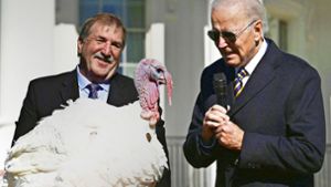 US-Präsident Joe Biden (re.) begnadigt Truthahn Chocolate. Foto: AFP/Saul Loeb