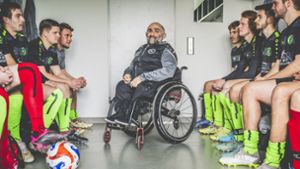 Trainer Sansone umringt von seinen Spielern des FC Steißlingen. Foto: © sichtlichmensch/Andy Reiner
