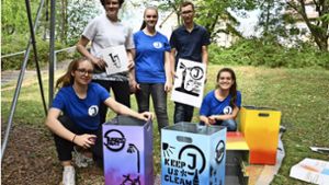 Fünf  Jugendräte haben Papierkörbe der SSB farbenfroh gestaltet. Sie werden an den Stadtbahnhaltestellen am Karl-Benz-Platz aufgehängt. Foto: Mathias Kuhn