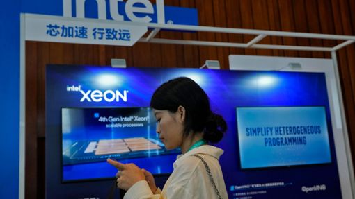 Ein Intel-Stand in Peking wirbt während einer Messe für Xeon-Chips. Foto: Andy Wong/AP/dpa