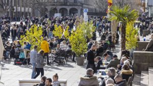 Der Frühling lässt die Menschen wieder in die Stuttgarter Innenstadt strömen. Foto: imago/Arnulf Hettrich
