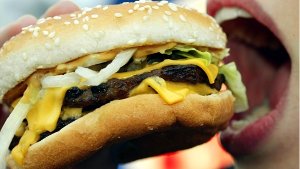 Eine internationale Forschergruppe  hat herausgefunden, dass Fast Food die Entwicklung von ­Asthma, Heuschnupfen und allergischen Hautausschlägen fördern könnten. Foto: dpa