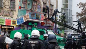 Polizisten dringen im Oktober in das besetzte Haus Liebigstraße 34 Foto: AFP/ODD ANDERSEN