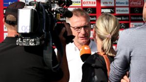 Im Fokus des Interesses: VfB-Sportvorstand Michael Reschke am Tag der Trennung von Trainer Tayfun Korkut. Foto: Baumann