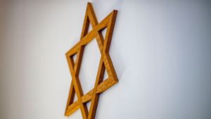 Ein Davidstern hängt an der Wand. Man muss Antisemitismus sichtbar machen, um ihn bekämpfen zu können, sagt die Antisemitismusbeauftragte der Europäischen Kommission, Katharina von Schnurbein. Foto: David Inderlied/dpa
