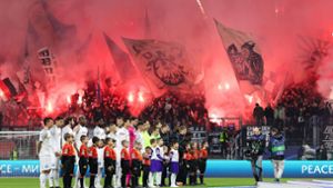 Die Fans der Eintracht dürfen nicht zum Rückspiel. Foto: IMAGO/Joaquim Ferreira