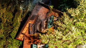 Dachstuhl brennt erneut – Feuerwehr-Einsatz geht in die nächste Runde