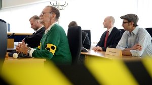 Dietrich Wagner (2.v.l), Nebenkläger im Wasserwerfer-Prozess, sitzt im Juni 2014 zusammen mit dem Anwalt Frank-Ulrich Mann (links) beim Beginn des Wasserwerferprozesses im Gerichtssaal. Am Mittwoch könnte das Verfahren eingestellt werden. Foto: dpa