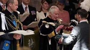 König Charles III. bekommt in der St.Giles-Kathedrale in Edinburgh symbolisch die schottischen Kronjuwelen überreicht. Foto: AFP/ANDREW MILLIGAN