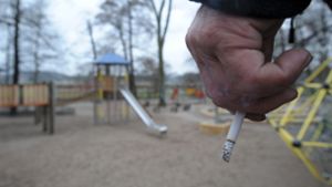 Um die Gesundheit von Kindern zu schützen, fordert der Ärzteverband Marburger Bund auf bestimmten öffentlichen Plätzen ein Rauchverbot. (Symbolfoto) Foto: dpa/Peter Endig