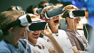 Um zu spielen, tragen immer mehr Nutzer auch  Virtual-Reality-Brillen, die Spielebranche boomt. Foto: dpa/Oliver Berg