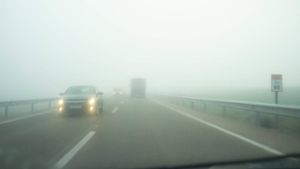 Erfahren Sie, ob Nebelscheinwerfer im Straßenverkehr Pflicht sind und welches Licht Sie bei Nebel benutzen müssen.
