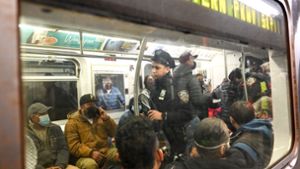 Nach den Schüssen erhöht die Polizei die Präsenz in den U-Bahnen. Foto: AFP/Alexi Rosenfeld