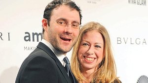Chelsea Clinton und ihr Mann Marc Mezvinsky freuen sich über Nachwuchs. Die 34-Jährige hat Tochter Charlotte zur Welt gebracht. Foto: dpa