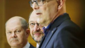SPD-Kanzlerkandidat Martin Schulz (Mitte) beschwört nach der Wahlniederlage in Schleswig-Holstein den Zusammenhalt der Sozialdemokraten. Foto: AP