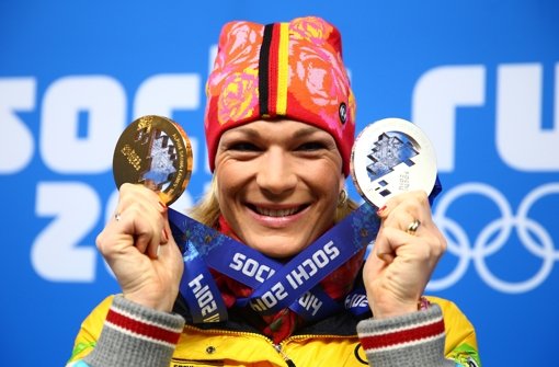 Maria Höfl-Riesch freut sich über ihre beiden olympischen Medaillen.  Foto: Getty Foto:  