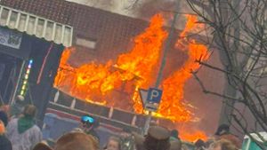 Meterhohe Flammen auf einem Faschingswagen bei einem Umzug in Kehl. Foto: dpa/Marco Dürr