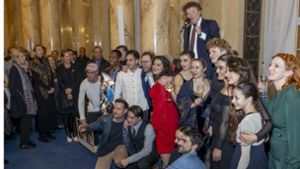 Opernintendant Viktor Schoner (oben am Mikro) bedankt sich bei der After-Show-Party im oberen Foyer bei den Mitwirkenden von „La Fest“. Foto: Andreas Engelhard