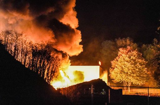 Dichte Rauchwolken und Flammen: In einer Firma in Remshalden-Geradstetten hat es am Sonntagabend gebrannt. Foto: SDMG/SDMG / Kohls