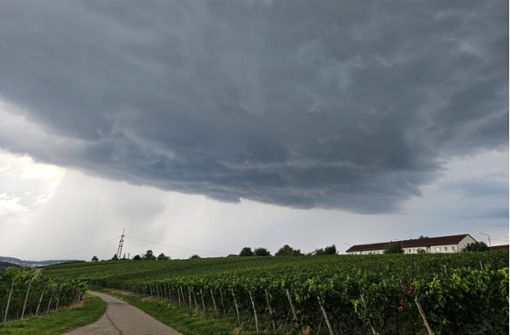 Dunkle Wolken über Stuttgart und der Region. Meteorologen rechnen mit Gewittern. Foto: Fotoagentur Stuttgart /Andreas Rosar