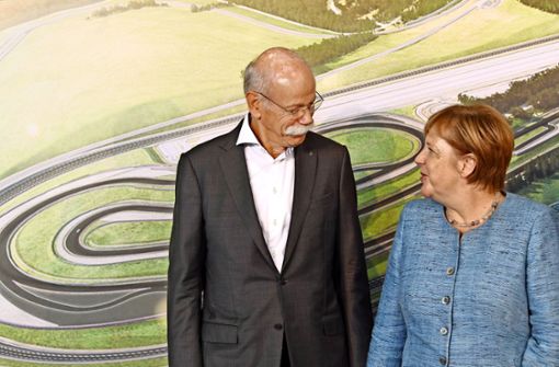 Gut gelaunt: Daimler-Chef Dieter Zetsche mit Bundeskanzlerin Angela Merkel bei der Eröffnung des Prüf- und Technologiezentrums in Immendingen. Foto: dpa