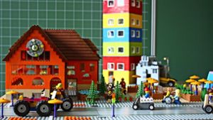 Das Vaihinger Rathaus mit der großen Uhr und die Hochhäuser im Lauchhau sind nur zwei von zahlreichen Lego-Modellen der Pestalozzi-Grundschüler. Foto: Christoph Kutzer