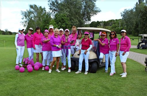 Sie strahlen in Pink: die Ladys des Golfclubs Neckartal. Mit der Aktion unterstützen sie  Pink Ribbon Deutschland. Foto: Jacqueline Fritsch