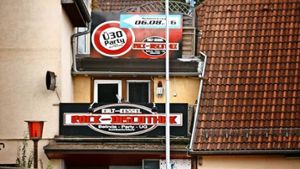 Kahler Mast vor kultiger Disco – an der B 14 in Sulzbach dürfen keine Fahnen hängen Foto: Gottfried Stoppel