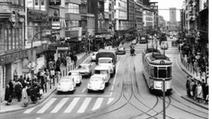 Ein Zebrastreifen, der nicht bis zur anderen Straßenseite reicht. Das Foto zeigt die obere Königstraße im Jahr 1968. Foto: /Stadtmessungsamt
