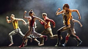 Gauthier Dance in Action – hier in „Swan Cake“ von Hofesh Shechter Foto: Theaterhaus/Jeanette Bak