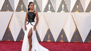 Lack und Leder? In jedem Fall nicht gerade gelungen ist das Kleid, das Kerry Washington bei der Oscar-Verleihung trägt. Foto: Invision/AP