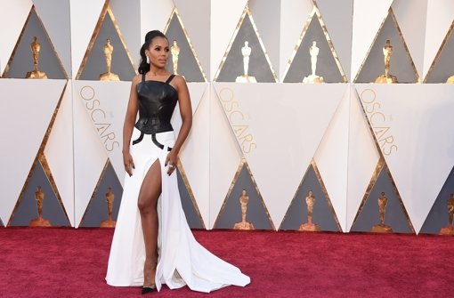 Lack und Leder? In jedem Fall nicht gerade gelungen ist das Kleid, das Kerry Washington bei der Oscar-Verleihung trägt. Foto: Invision/AP