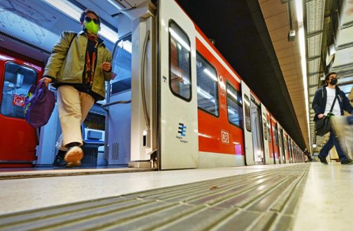In der S-Bahn gilt die Maskenpflicht und ein strenges Rauchverbot. Foto: Lichtgut/Leif Piechowski