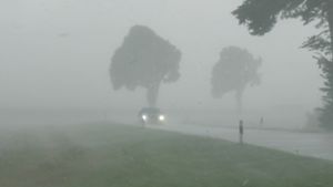 Wetterexperten gehen von Starkregen und sogar stellenweise Hagel ab dem Mittwochabend in Baden-Württemberg aus (Symbolbild). Foto: Imago/Bernd März