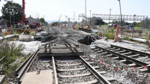 Abgesackt: die beschädigten Bahngleise in Rastatt Foto: dpa