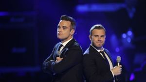 Robbie Williams (l) und Gary Barlow bei einem Auftritt 2010. Foto: dpa/Rolf Vennenbernd