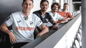 Sie freuen sich über die neue Stadiontheke: Die SC-Verl-Spieler Nicolas Sessa, Oliver Batista Meier, Mael Corboz und  Luca Unbehaun (von links). Foto: SC Verl
