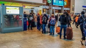 Lange Schlangen an den Infoständen am Stuttgarter Hauptbahnhof Foto: 7aktuell/Max Kurrer