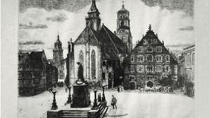 Diese Radierung entstand 1941. Es zeigt den Schillerplatz mit dem Schillerdenkmal. Die Gebäude dahinter von links nach rechts: der König von England, das Rathaus (im Hintergrund), der Fruchtkasten und Teile des Prinzenbaus. Foto: Helene Klass