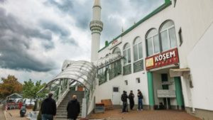 Die Ulu-Moschee zwischen Mercedes-Werk und A 81 ist die größte in der Region Stuttgart. Viele Besucher des Freitagsgebets äußern  sich zu den Ereignissen des Vortags wenige Kilometer weiter. Foto: Stefanie Schlecht