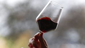 Einbrecher entwendeten mehrere Paletten und Kisten überwiegend hochwertigen Bordeaux-Weins aus einer Weinhandlung. Foto: dpa