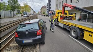 Auto landet in Gleisbett – Stadtbahnverkehr unterbrochen